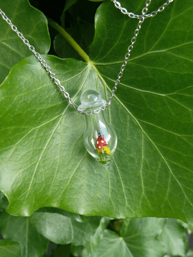 Pendentif amanite rouge