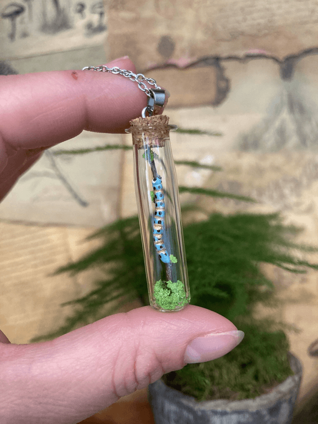 Pendentif chenille phosphorescente